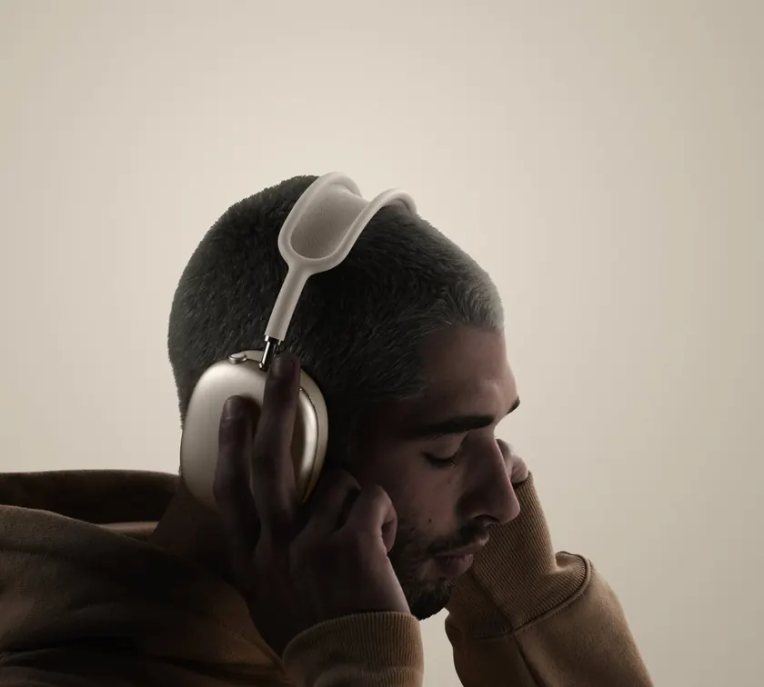 Парень в AirPods Max 2 цвета «сияющая звезда»