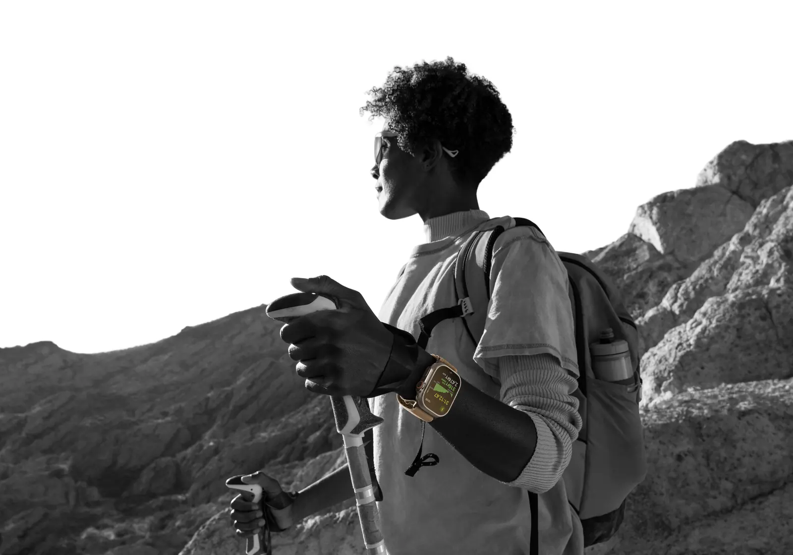Путешественник в горах с Apple Watch Ultra 4 на руке