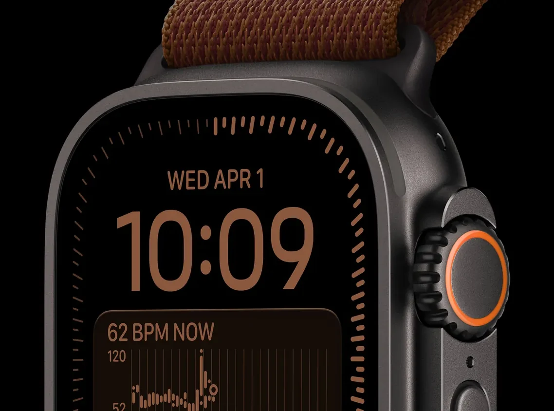 Apple Watch Ultra 4 из чёрного титана, циферблат крупным планом