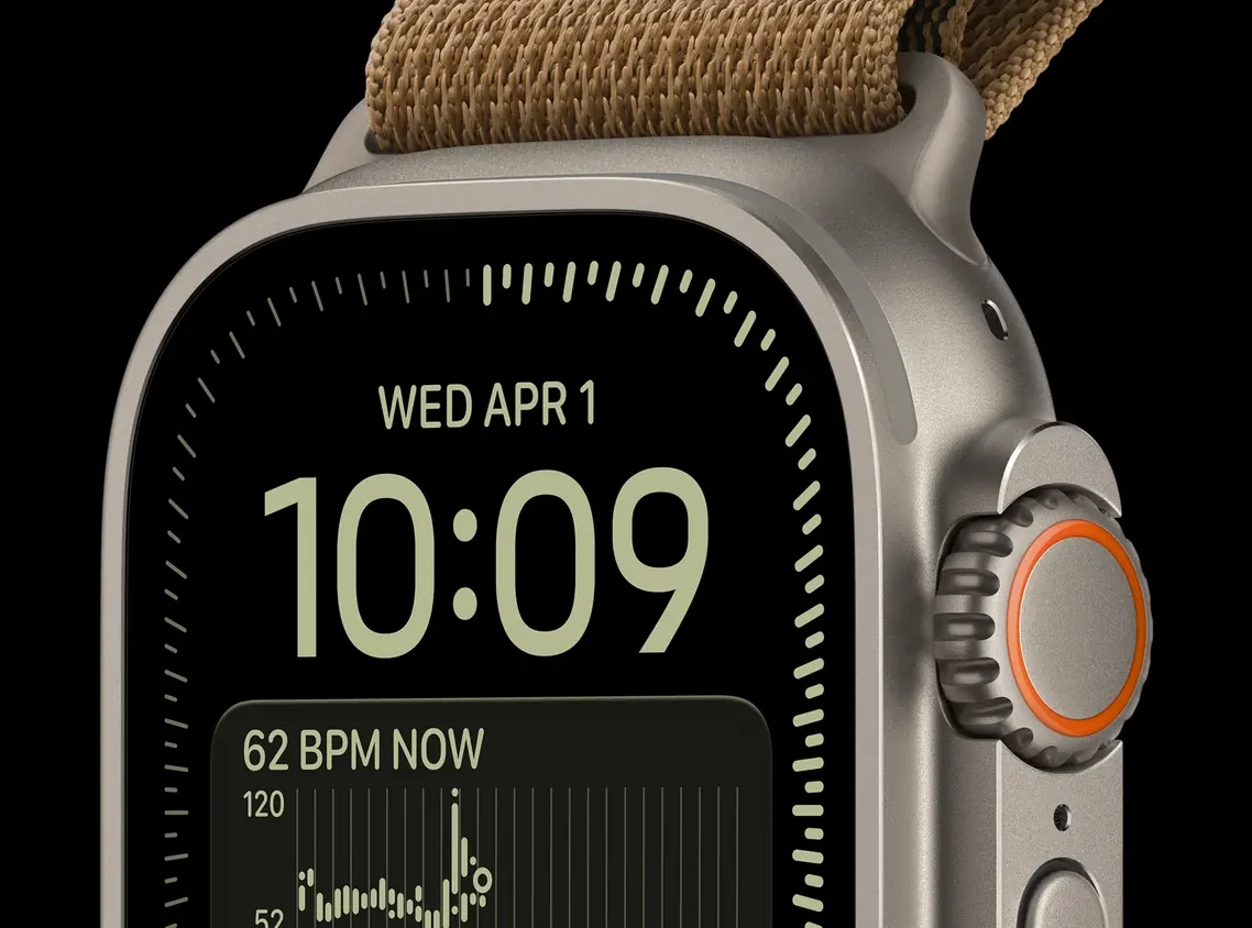 Apple Watch Ultra 4 из натурального титана, циферблат крупным планом