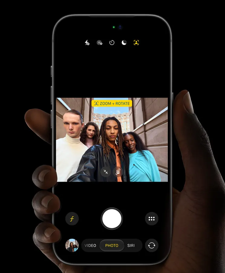 Групповое селфи на экране iPhone