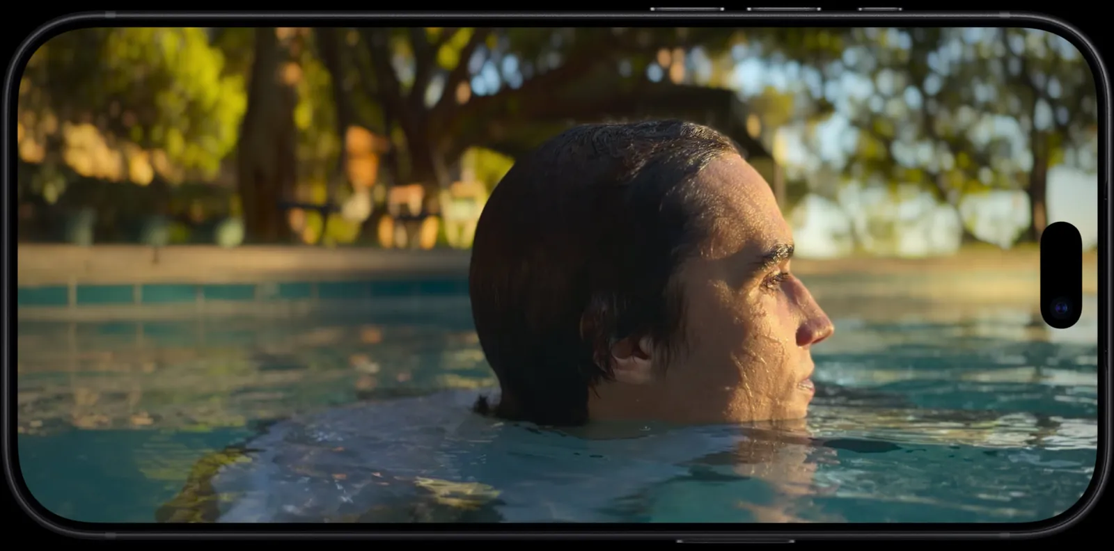 Видео на экране iPhone 18 Pro: человек в воде