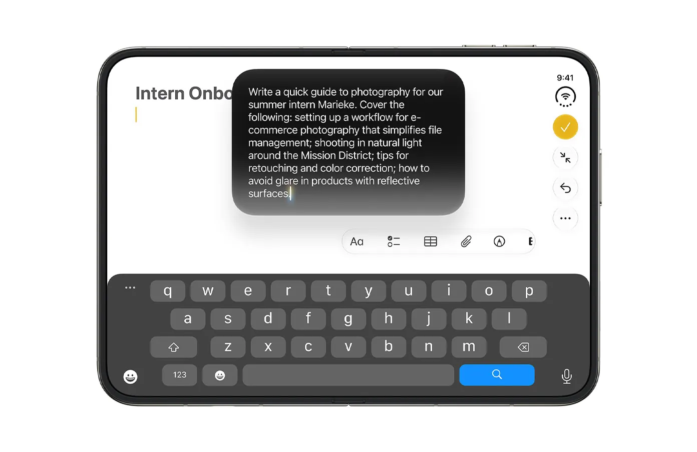 Черновик текста от Siri AI на экране iPhone Duo