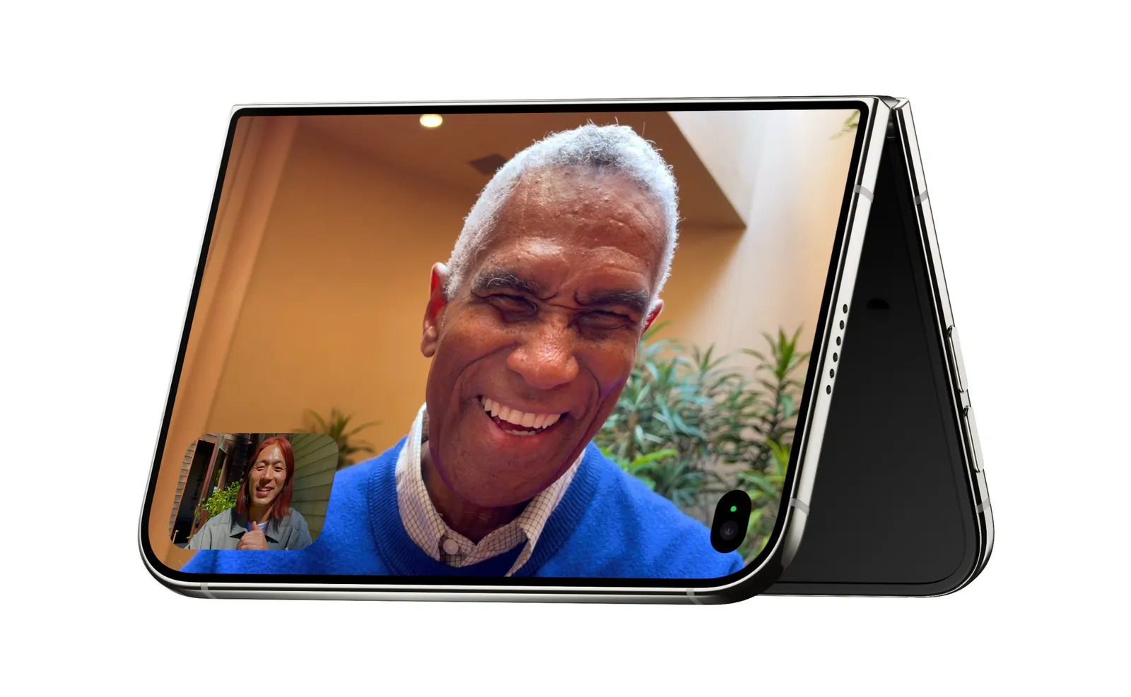 iPhone Duo стоит домиком, на экране — видеозвонок FaceTime